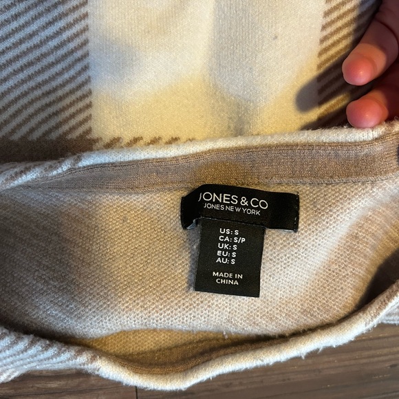 Women’s Jones & CO Sweater - Picture 2 of 4
